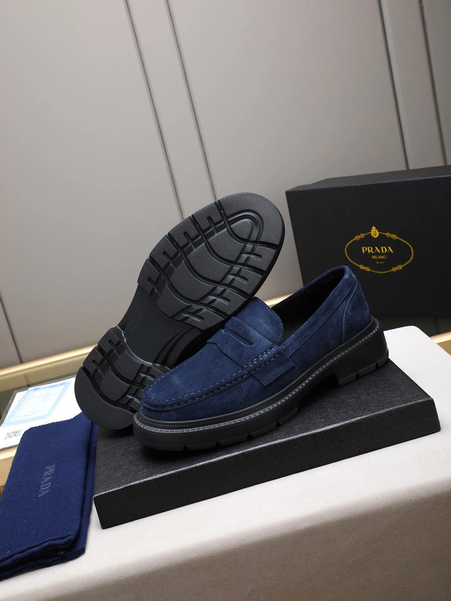 Men's shoes💰480 [Available on Tmall and Taobao major platforms] Prada men's best-selling premium casual leather shoes, imported first-layer matte cowhide loafers combine exquisite elements with modern charm, are strong in toughness, resistant to folding, not easily deformed, and durable in wear! Water-dyed sheep's ➕cow pad! Foam ultra-light and wear-resistant outsole, code number 38-44 (45 is custom-made, non-returnable and non-exchangeable)
